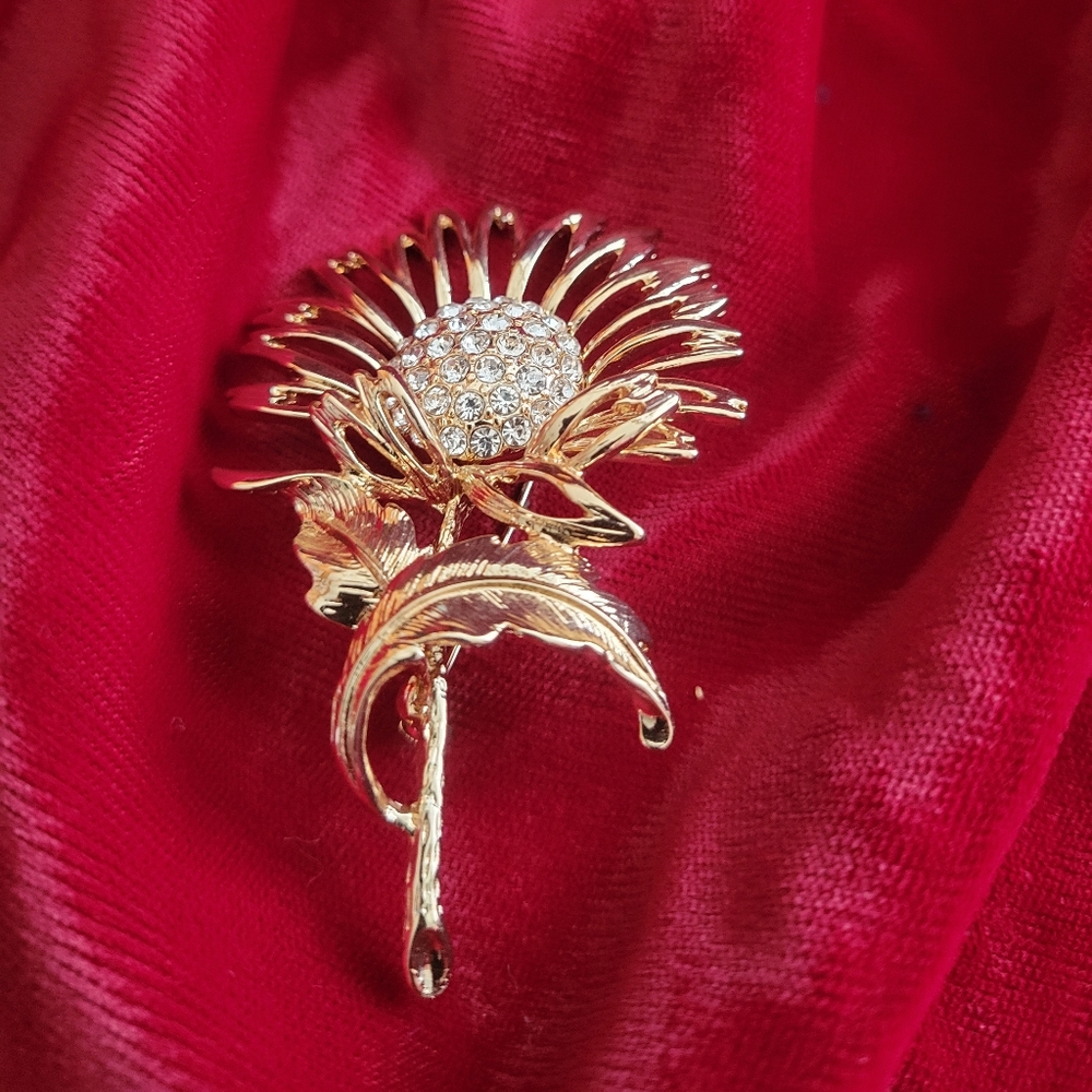 Elegant Gold Flower Brooch with Crystal Accents